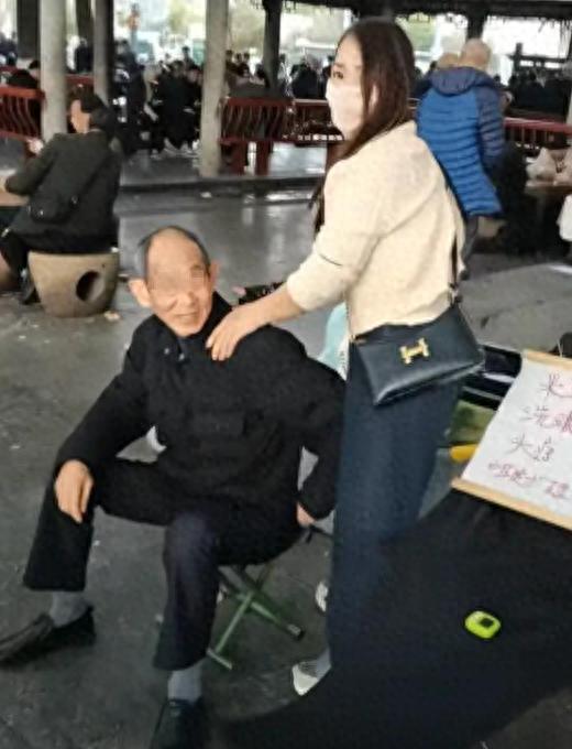 MK体育-长沙公园惊现 “老年服务圈”！低价刚需服务，姑娘边服务边唠嗑